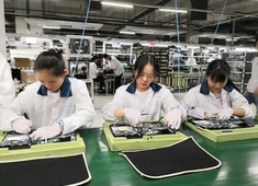 同時(shí)進(jìn)的電子廠(chǎng)，為什么他的工資比我高？